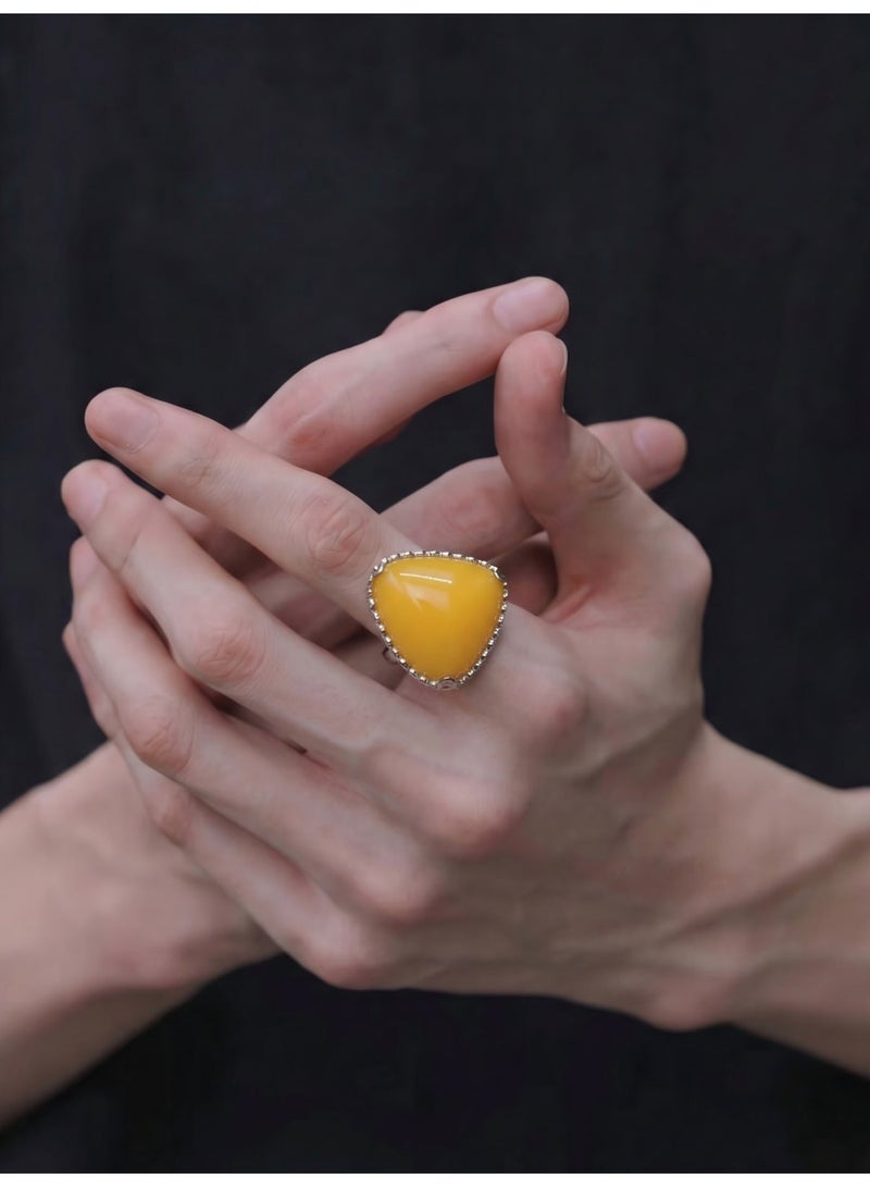 عام خاتم مثلث الشكل من الكهرمان الصناعي قابل للتعديل، مناسب للرجال والنساء. - Image 3